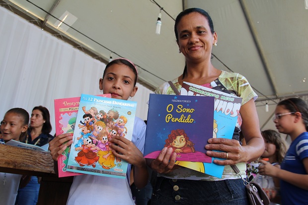 A pequena Júlia Dayane Pimenta de Lima e a mãe, Cíntia Pimenta, durante visita à Flid. Crédito: Hudson Menezes ACS/SEE