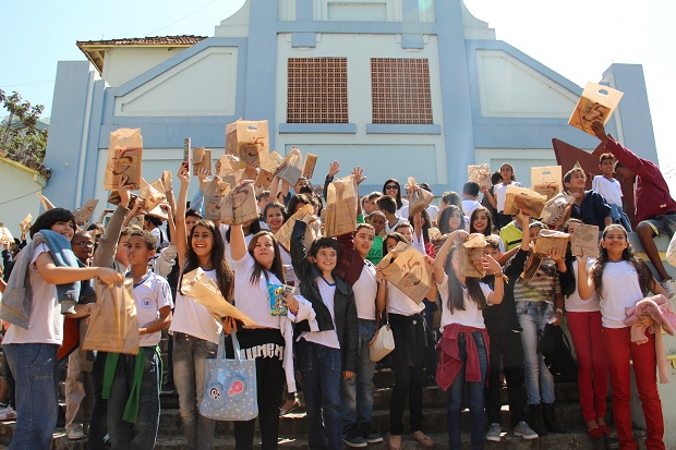 Estudantes foram contemplados com vale-livros no valor de R$20, com recursos da Secretaria de Estado de Educação. Crédito: Hudson Menezes ACS/SEE