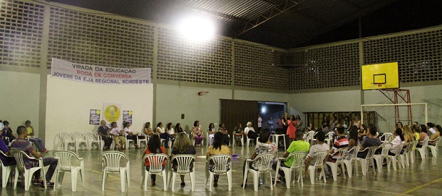 Estudantes e professores da Educação de Jovens e Adultos (EJA) Juvenil de escolas municipais da Regional Nordeste de Belo Horizonte participaram de roda de conversa com a secretária Macaé Evaristo. Crédito: Geanine Nogueira/ACSEEE