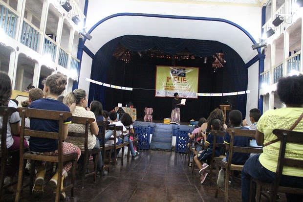 Contação de histórias foi feita no teatro municipal da cidade. Foto: Geanine Nogueira ACS/SEE