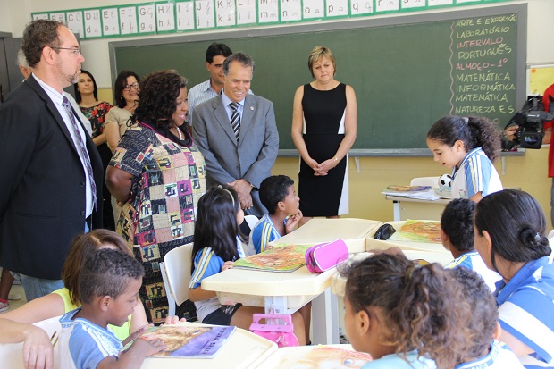 A secretária Macaé visitou escolas de educação integral em São Gonçalo do Rio Abaixo. Foto: Lígia Souza ACS/SEE