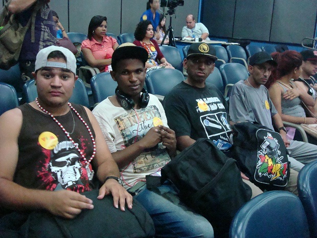 Na plateira, integrantes do grupo Setor RAP do Taquaril/ BH assistiram ao debate. Foto: Mônica Profeta ACS/SEE