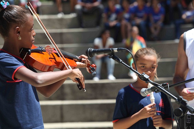 Apresentações musicais, como a da Escola Estadual Artur Joviano, também fizeram parte da programação. Foto: Marcelo Sant Anna / Imprensa MG