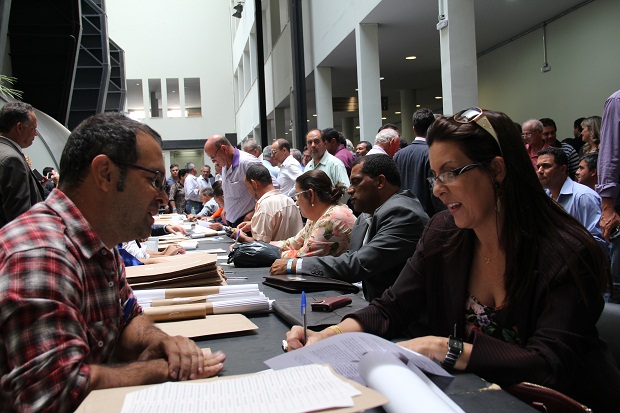 Cerca de 500 prefeitos participaram do evento que autorizou o repasse do recurso e tiveram a oportunidade de assinar seus termos. Foto: Geanine Nogueira ACS/SEE