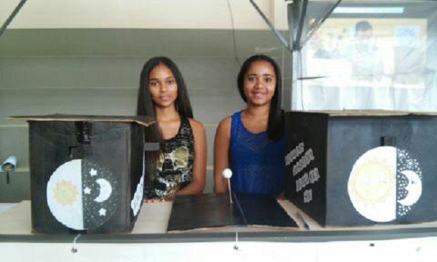 Caixa criada pelos estudantes da Escola Estadual Hermano José apresenta os fenômenos da Terra - Lua - Sol. Foto: Arquivo da Escola
