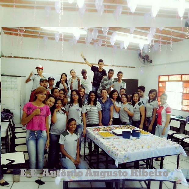 Alunos da Escola Estadual Antônio Augusto Ribeiro, em Betim, comemoram o Dia do Professor. Foto: Arquivo pessoal