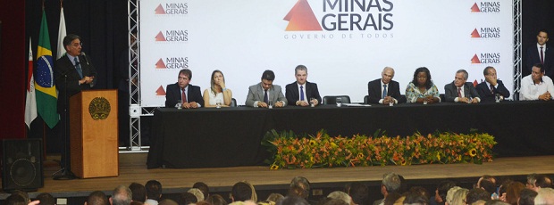 Governador Fernando Pimentel participa de evento no Minascentro para transferência de recursos para o transporte escolar. Foto: Manoel Marques/Imprensa MG