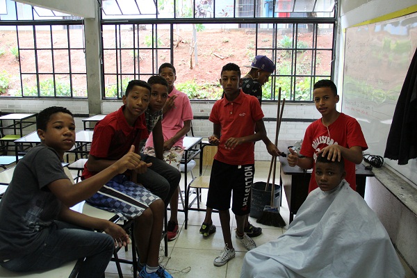 Jhon Hylley, 14 anos, reuniu uma galera para cortar cabelo de forma criativa. Foto Elian Oliveira/ACS-SEE