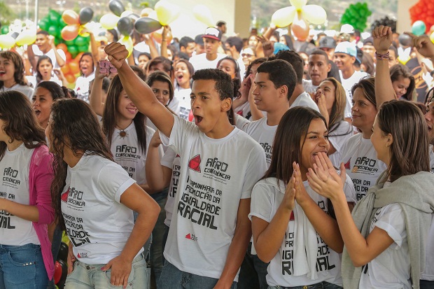 O aquecimento para a caminhada contou com a participação de preparadores físicos da Secretaria de Estado de Esportes e com o animador Russo. Foto: Igor Ribeiro