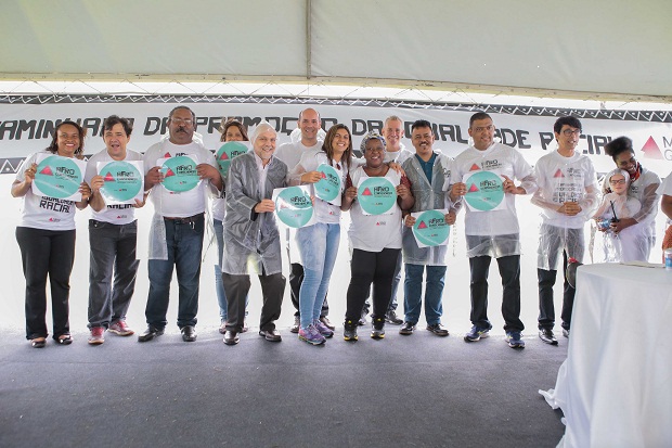 Após a caminhada, cada escola participante recebeu das mãos da secretária de Educação um selo da AfroConsciência. Foto: Igor Ribeiro