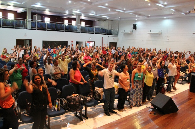 Participantes comemoram no encerramento do evento. Foto Elian Oliveira - ACS/SEE