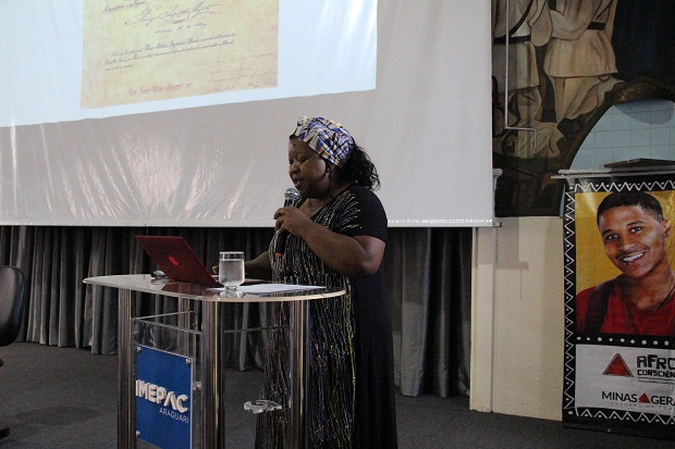 No evento, a secretária apresentou um painel sobre o processo de exclusão do negro por toda a história do país. Foto: Carla Kreefft ACS/SEE