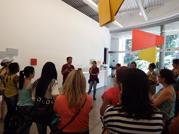 Como apoio à capacitação, cada educador recebeu um fichário com informações sobre o projeto e uma chave de acesso para a Rede Educativa Inhotim. Foto: Andréia Lemos