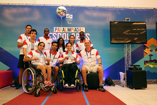 Equipe mineira de tênis de mesa exibe as medalhas. Foto: Tiago Ciccarini.