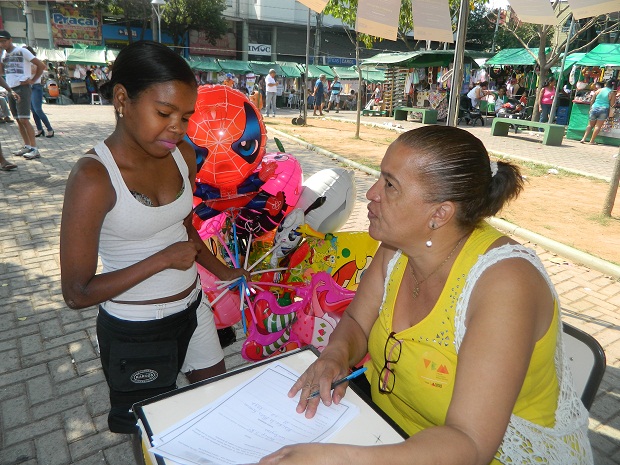 A vendedora autônoma Mackeila, que saiu da escola no 6º ano, fez a sua inscrição para voltar a estudar em 2016. Foto: Mônica Profeta ACS/SEE