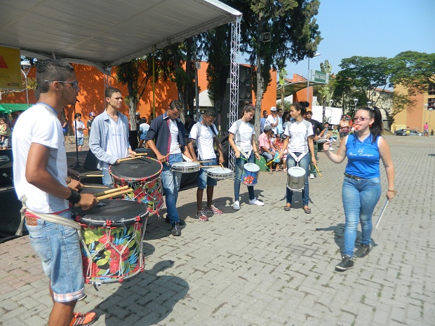 A adolescente Tainá de Oliveira, 15 anos, aluna do 1º ano do ensino médio da Escola Estadual Nova Contagem, comandou a apresentação de percussão da sua escola. Foto: Mônica Profeta ACS/SEE
