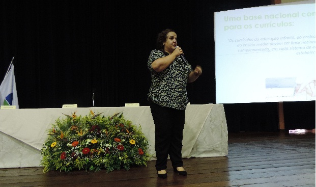 Coordenadora da Política de Formação de Educadores da SEE/MG, Gláucia Aparecida Vieira fez uma palestra com o tema “A Base Nacional Comum no Estado de Minas Gerais”. Foto: SRE Sete Lagoas