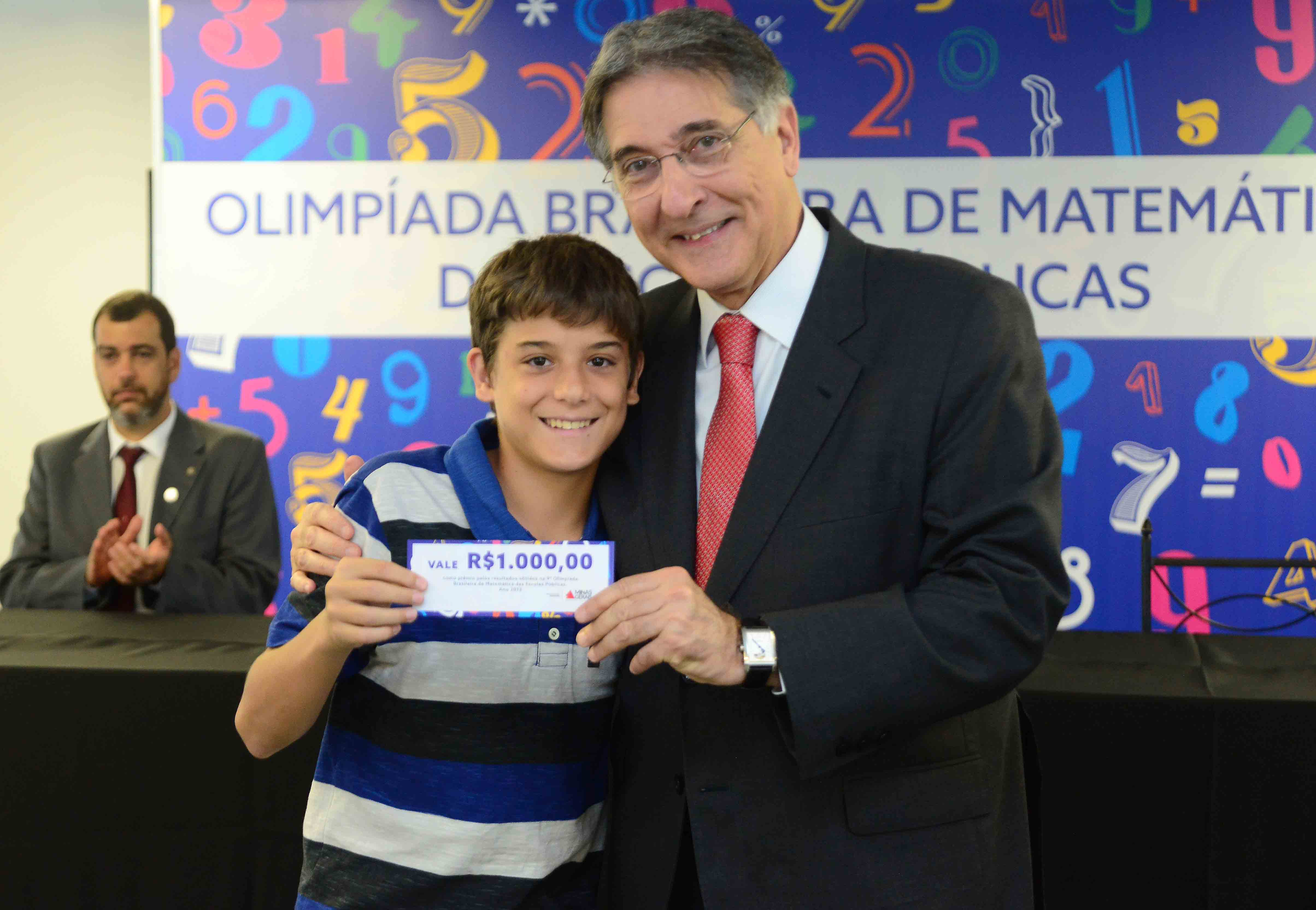 Os alunos e professores homenageados durante a solenidade receberam certificados e cheques. Foto: Marcelo Sant Anna/ Imprensa MG