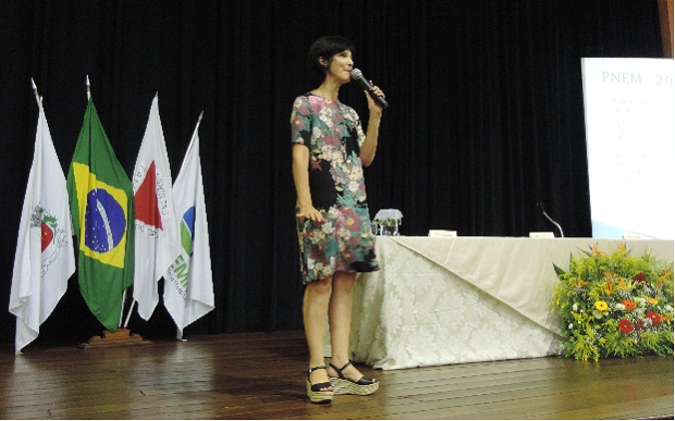 A Especialista da Educação Básica, Ione Aparecida Neto Rodrigues, proferiu uma palestra com o tema “Base Nacional Comum Curricular - Reflexões e contribuições das escolas de Educação Básica. Foto: SRE Sete Lagoas
