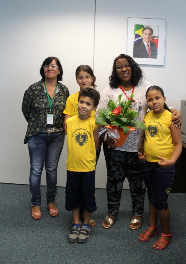 Secretária Macaé Evaristo foi homenageada na manhã desta sexta-feira por crianças do Centro Comunitário de Assistência Social da Legião da Boa Vontade. Crédito: Hudson Menezes ACS/SEE 