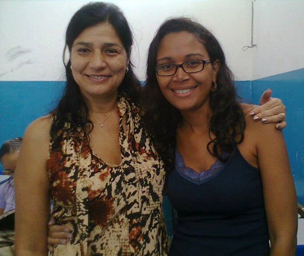 Professora Maria Angélica (á esquerda) acompanhada por aluna da Escola Estadual Laura das Chagas Ferreira, em Belo Horizonte. Crédito: Arquivo Pessoal