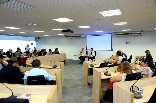 Representantes da Secretaria receberam prefeitos do Norte de Minas para discutir transporte escolar. Foto: Gil Leonardi/Imprensa MG
