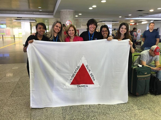 Jovens embaixadores mineiros e a Embaixadora dos Estados Unidos no Brasil,Liliane Ayalde. Foto: Arquivo Pessoal Leonardo 