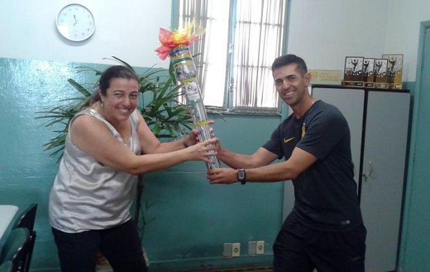 Murilo Neves disputa a tocha feita pela escola Paraisense com Maysa Naves, inspetora da superintendência regional de ensino da cidade. Foto: Arquivo pessoal