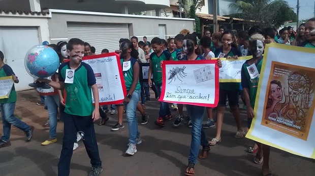 Servidores e estudantes da Escola Estadual Antônio Vieira Machado levam informações para toda comunidade. Foto: Arquivo da Escola