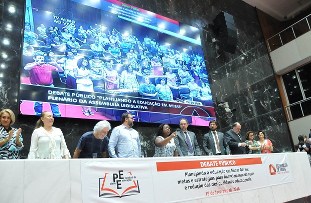 A secretária destacou a importância de o Plano Estadual garantir o direito de todos à educação. Foto: Clarissa Barçante/ALMG.