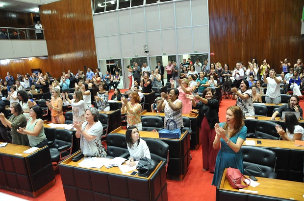 O posicionamento da secretária causou uma reação positiva entre os educadores que a apoiaram sob aplausos e gritos de “temos direito a voz”. Foto: Clarissa Barçante/ALMG.