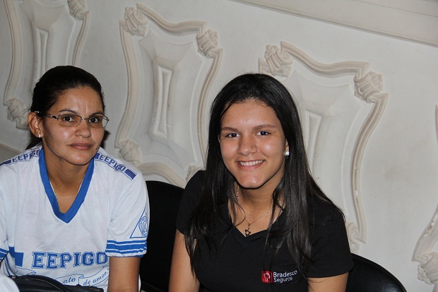 Patrícia e Lara (mãe e filha) frequentam a mesma escola no turno da noite. Foto: Elian Oliveira/ACS-SEE