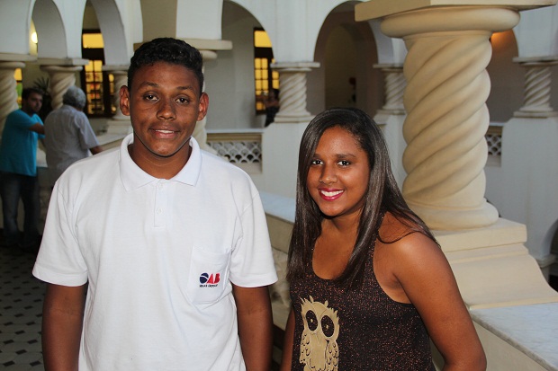 Poliana (ex-estagiária) foi efetivada e Mateus espera que novo conteúdo contribua em seu estágio. Foto: Elian Oliveira/ACS-SEE