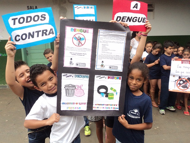 Alunos se envolvem em todas as etapas do combate ao mosquito. Foto: Arquivo da Escola