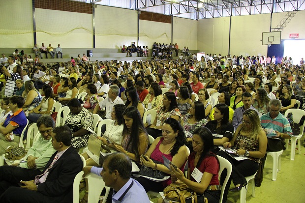 Fórum de Debates em Araxá reuniu centenas de pessoas no ginásio poliesportivo. Foto: Elian Oliveira/ACS-SEE