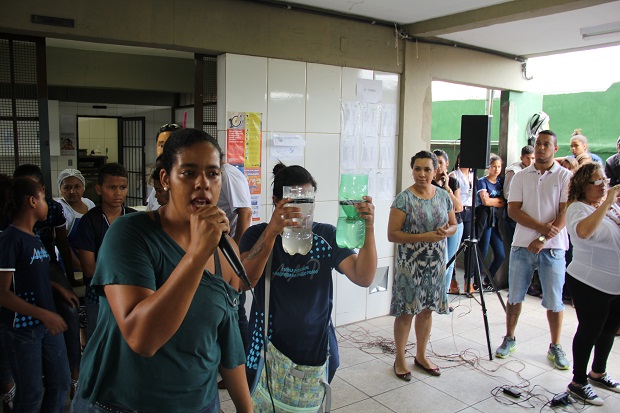 Alunos criaram e espalharam armadilhas contra o mosquito por todo o bairro. Foto: Elian Oliveira/ACS-SEE