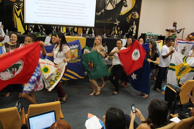 Com bandeiras de movimentos sociais, formandos fizeram uma festa na abertura do seminário. Foto: Elian Oliveira/ACS-SEE
