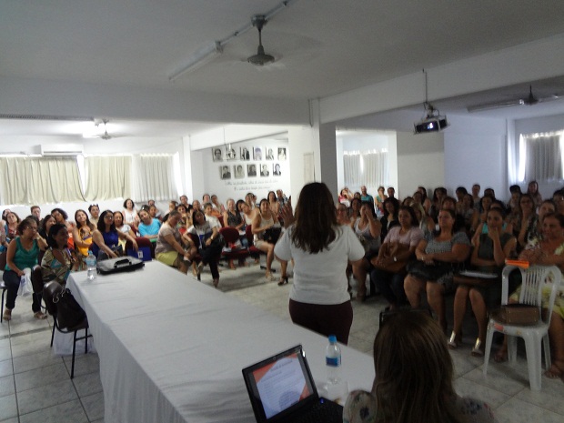 Oficinas durante capacitação de Especialistas do Ensino Fundamental e Médio. Foto : Janete Fernantes/SRE Governador Valdares