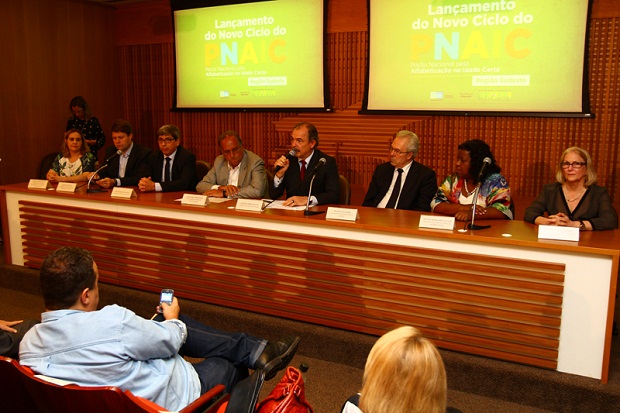 A secretária Macaé Evaristo, assim como representantes de outros estados da região, assinou o pacto. Foto: Márcia Costa / Secretaria de Estado de Educação do Rio de Janeiro