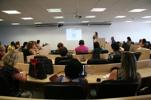 A ouvidora Guiomar Lara apresentou os números de manifestações da OGE para os superintendentes regionais de ensino. Foto: OGE/Divulgação