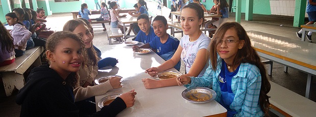 Alunos lanchando na Escola Estadual Marechal Castelo Branco, em Uberlândia. Foto: Maria Laurenice - Escola Estadual Marechal Castelo Branco