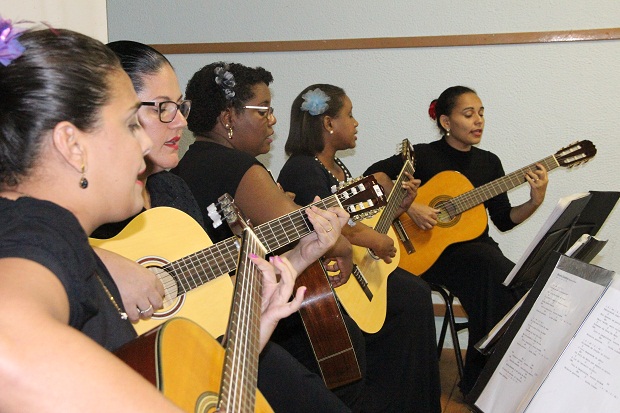Professoras do Conservatório de Leopoldina brindaram o público com vozes e violões. Foto: Elian Oliveira/ACS