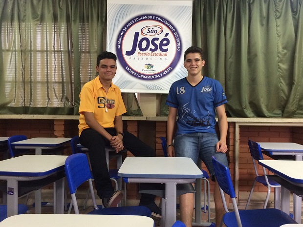 Daniel e Hugo se surpreenderam com a qualidade das novas carteiras. Foto: Arquivo da Escola