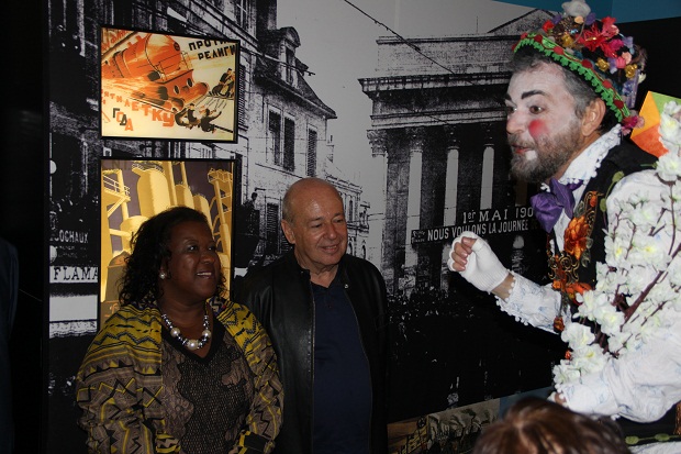 Acompanhada do secretário Ângelo Oswaldo, Macaé inaugurou o cineclube Stella Perez Botelho em Cataguases. Foto: Elian Oliveira