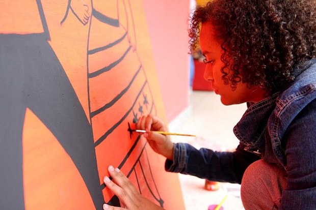 Amanda Madeira de Oliveira está ajudando a criar produtos que serão utilizados na festa junina de sua escola. Foto: Gil Leonardi/ Imprensa MG