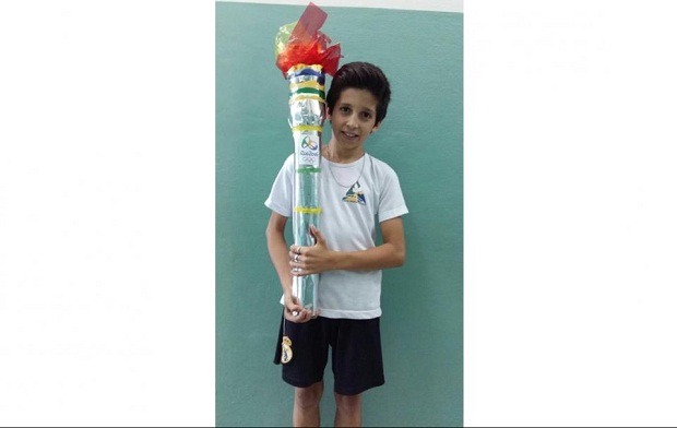 A tocha foi toda construída com material reciclável. Foto: SEE/Arquivo da Escola