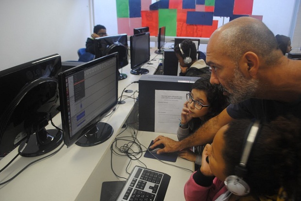 Durante oficina, estudantes aprendem vários aspectos radiofônicos. Foto: Divulgação AIC