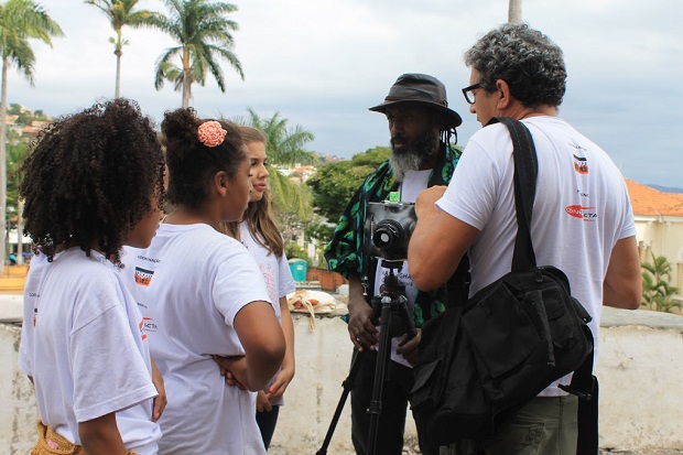 Estudantes participaram de oficinas com fotógrafo de Gana. Foto: Geanine Nogueira ACS/SEE