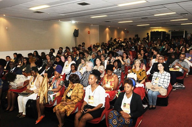 Cerca de 200 pessoas, entre educadores, artistas, pesquisadores, representantes de movimentos sociais e sociedade civil. Foto: Osvaldo Afonso/ Imprensa/ MG