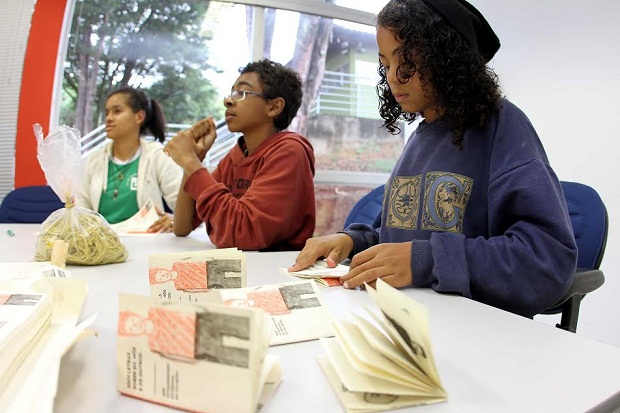Na oficina Agência e Gráfica Jovem estudantes produziram zines de tweets literários. Foto: Gil Leonardi/ Imprensa MG